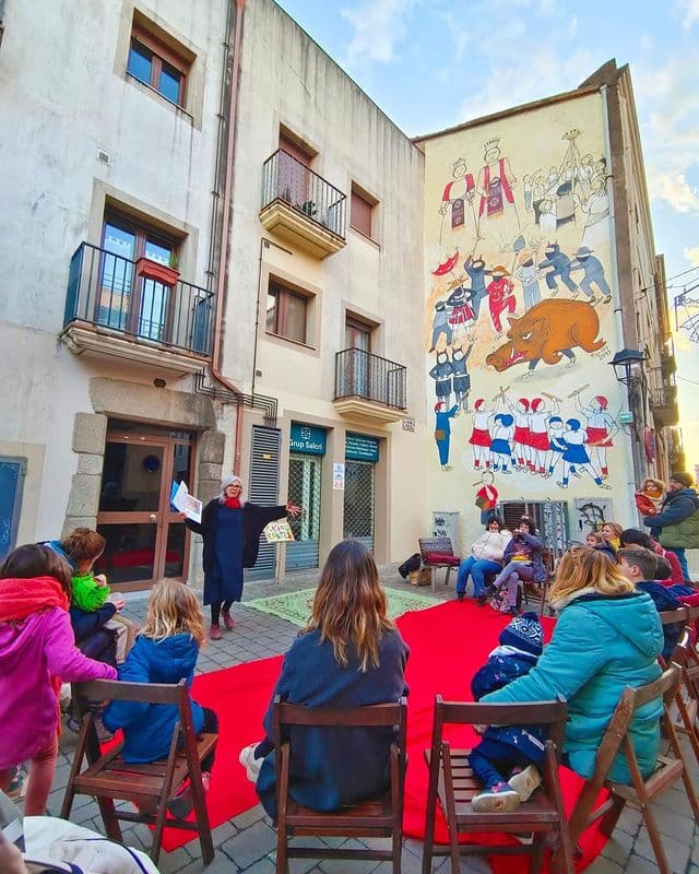 Plaça dels contes (c. Teresa Oller)